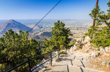 Tsambika Dağı'nda geçen yol merdiven üzerinden görüntülemek