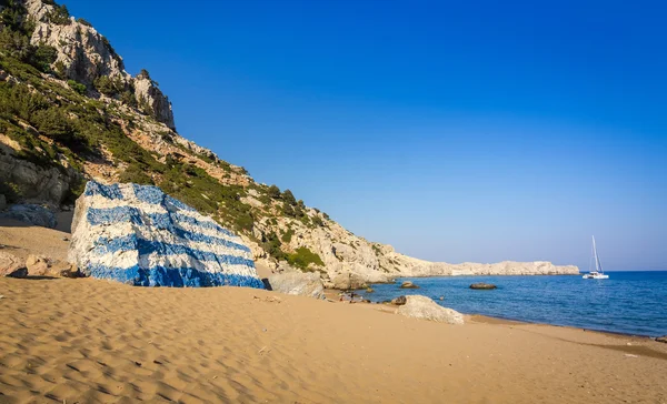 Tsambika beach krajina s vlajkou Řecka — Stock fotografie