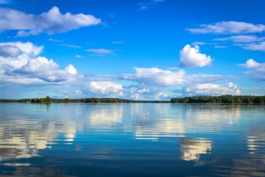 İsveçli göl manzara yansıması ile