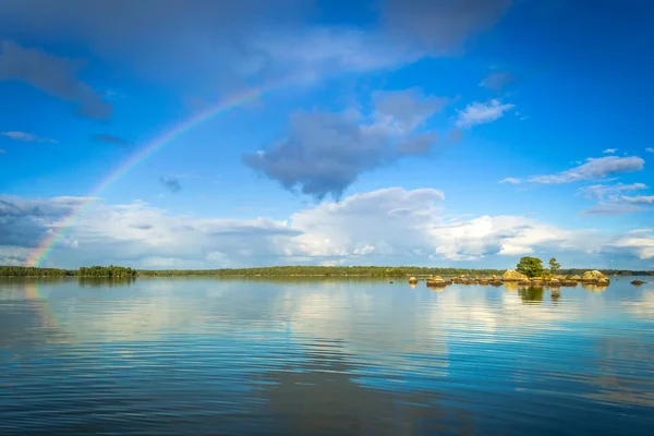 Arco-íris sobre o lago — Fotografia de Stock