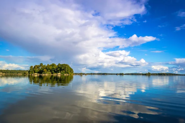 Piękne jezioro szwedzkie archipelag — Zdjęcie stockowe