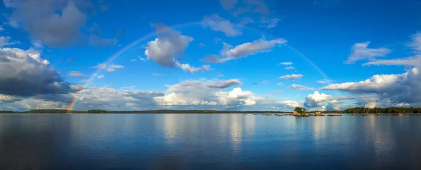 Wunderschöner Septemberregen über dem See in Panoramalandschaft — Stockfoto