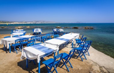 Deniz kıyısında Yunan restoranı