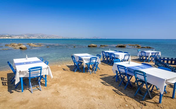 Schön gelegenes Restaurant am griechischen Strand — Stockfoto