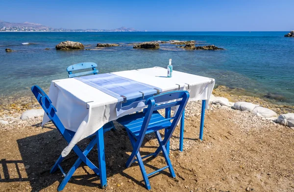 Blauer Tisch an einer Strandküste — Stockfoto