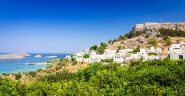 Yukarıda Panorama için kale ile Lindos köy kalıntıları