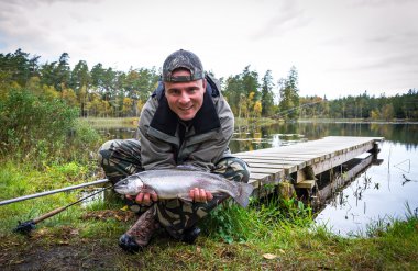 Göl Gökkuşağı alabalığı adamla