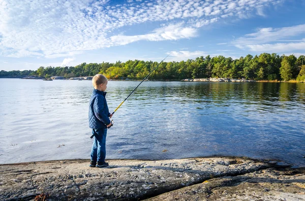 Petit garçon pêche dans la mer — Photo