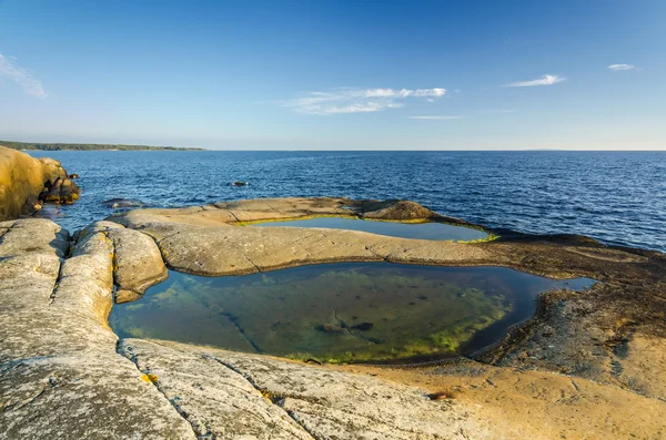 Švédský moře pobřeží s vodou jezírka — Stock fotografie