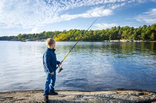 大きな釣り竿を持った少年 — ストック写真