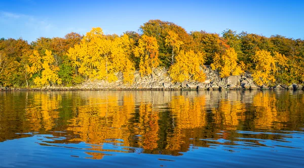 Autumn panorama of Swedish rocky sea coast with reflection — Stock Photo, Image