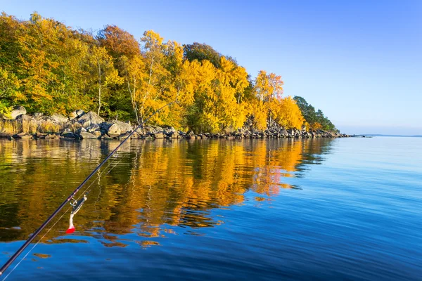 Pike zeevisserij in herfst landschap — Stockfoto