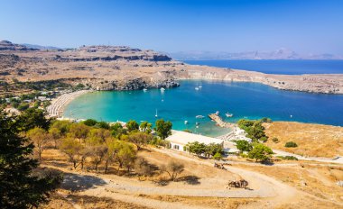 Lindos kale manzaralı deniz Körfezi ve eşek izi için