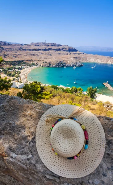 Strohhut auf Lindos Burgmauer mit schöner Aussicht — Stockfoto