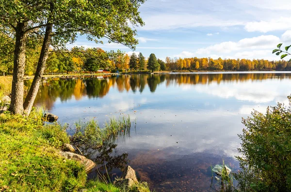 Lago svedese nel caldo mese di ottobre — Foto Stock