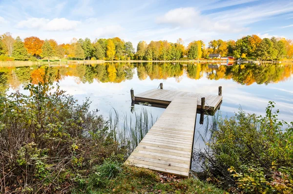 Шведське озеро пейзажі з дерев'яний міст — стокове фото
