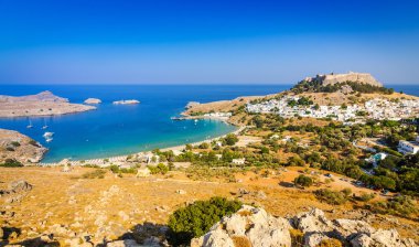 Turkuaz rengi deniz defne ile Lindos köy