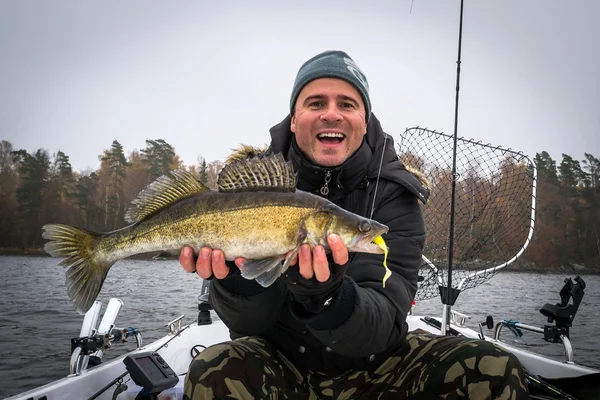 Pescador com walleye outono — Fotografia de Stock