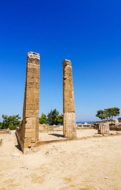 Kamiros Harabeleri dikey görünümünde sütunlar