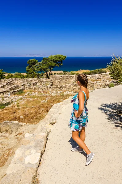 Tiener meisje op zoek naar Kamiros ruïnes op Rhodos — Stockfoto