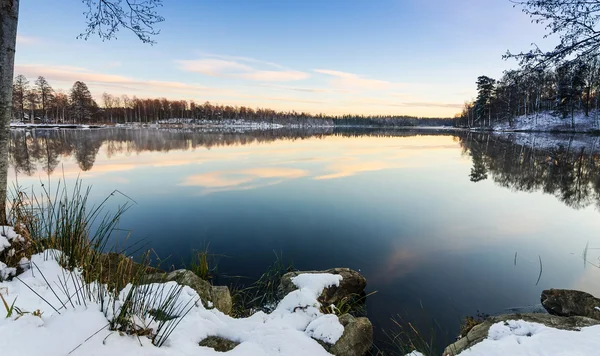 11 月に雪に覆われた美しい湖海岸 — ストック写真