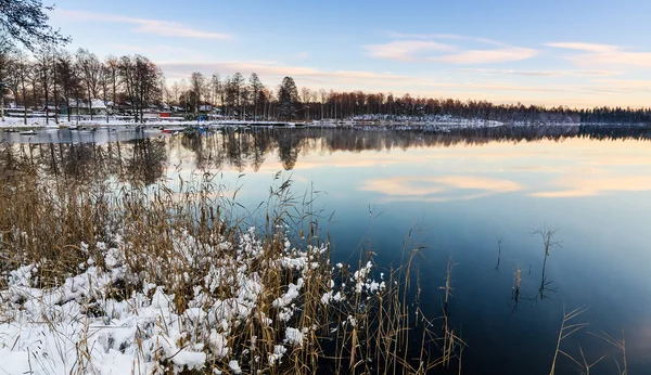 Zweedse lake na eerste sneeuw — Stockfoto