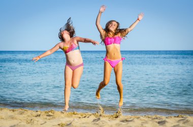 Tropik sahilde atlama kızlar