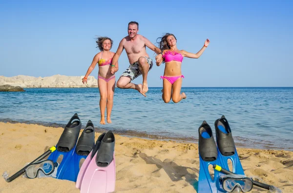열 대 해변에서 가족을 점프 — 스톡 사진