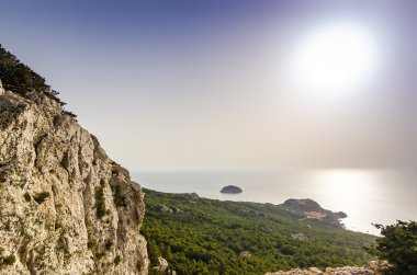 Güneşli denizin üzerinden Monolithos görünüm