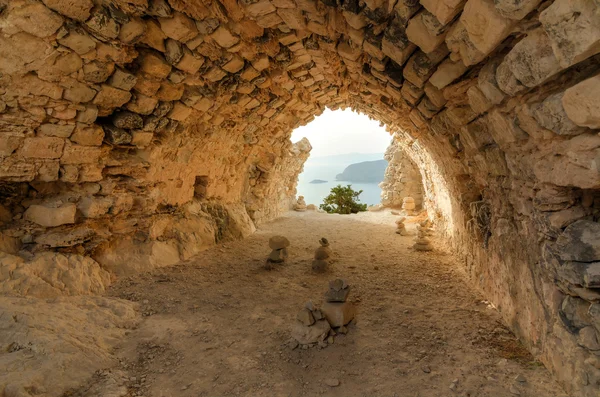 Древние руины храма Монолитос с видом на море — стоковое фото