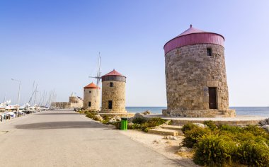 Mandraki Limanı eski windmils