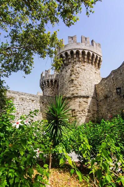 Nádherný pohled na kamenný hrad věž v městě Rhodos — Stock fotografie