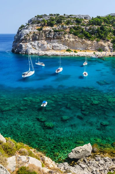 Widok pionowy na turystyczne paradise bay na Rodos — Zdjęcie stockowe