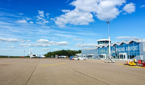 Letiště s letištní budovy ve Vaxjo — Stock fotografie