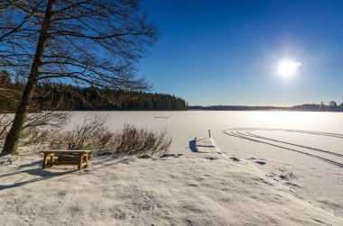 İsveç'te kış göl manzarası