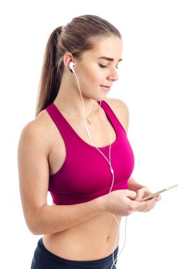 Kız müzik egzersiz çalıştırmadan önce hazırlar