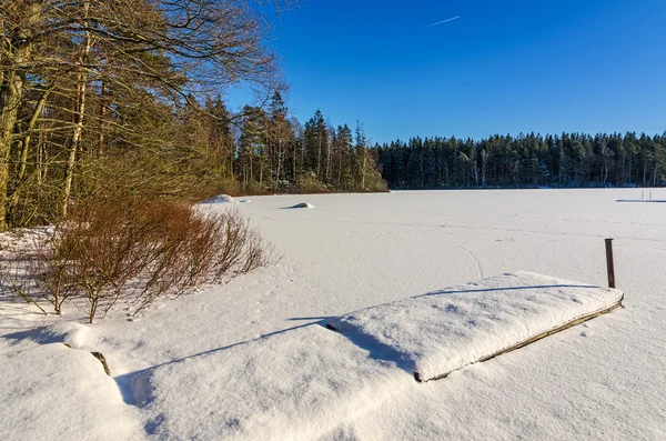 Bevroren brug over Zweedse lake — Stockfoto