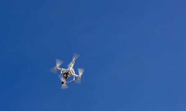 Dron Volando Contra Cielo Azul —  Fotos de Stock