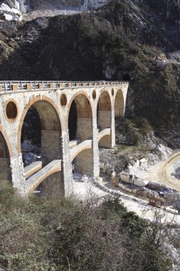 Marina di Carrara İtalya 'daki mermer ocağı.