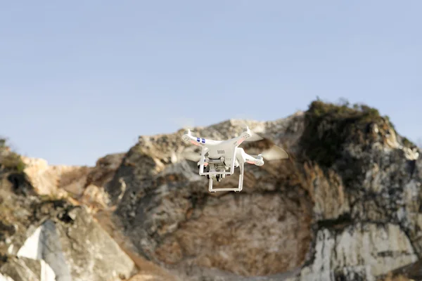 Jeden Dron Lecący Błękitne Niebo Kamieniołomie Marmuru — Zdjęcie stockowe