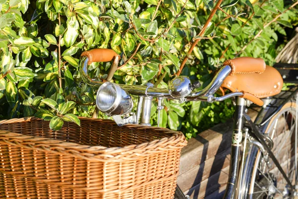 Detail Van Een Oude Fiets Tegen Een Muur — Stockfoto