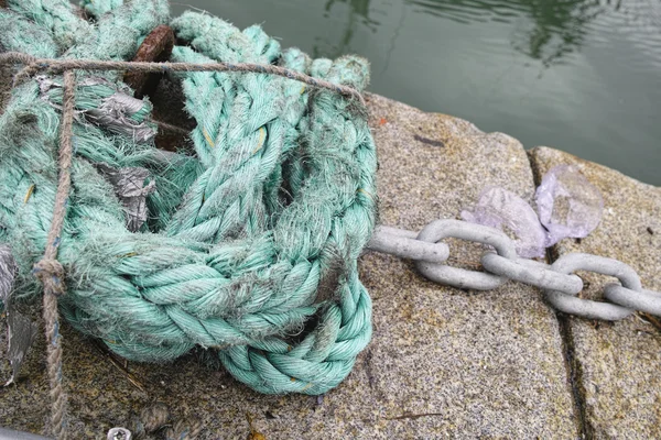 港の古い海洋ロープの詳細 — ストック写真