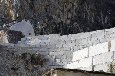 Marina di Carrara İtalya 'daki mermer ocağı.
