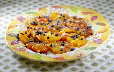 Bir damla çikolatayla dilimlenmiş portakal detayı