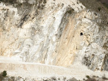 Marina di Carrara İtalya 'daki mermer ocağı.