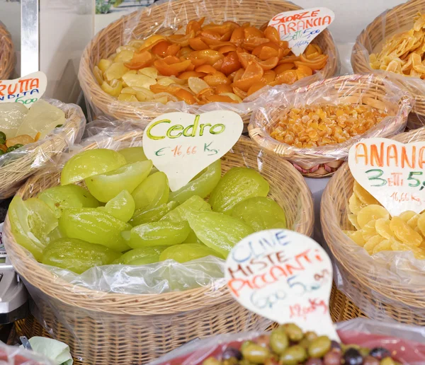 Fruta confitada de color en la cesta del mercado en Italia —  Fotos de Stock