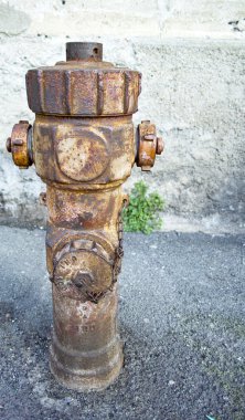 Bulanık gri arkaplanda Rusty yangın musluğunun ayrıntıları