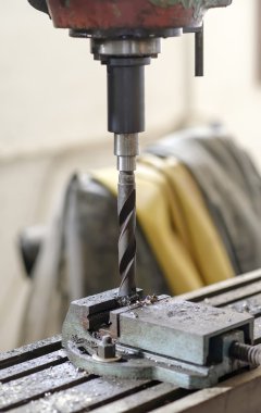 İtalyan fabrikasında endüstriyel demir matkabı.