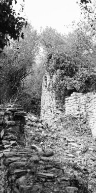 İtalya 'da terk edilmiş eski bir ortaçağ köyünün ayrıntıları. 