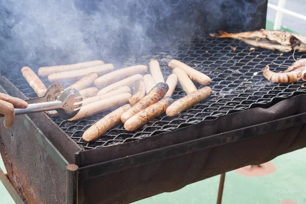 Wurstel cotto in cima a un barbecue — Foto Stock